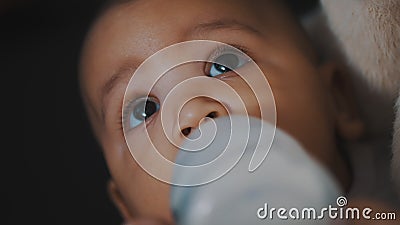 Beau Bebe De Mulatre Dringking Son Lait De La Formule De La Bouteille Dans Les Mains De Sa Mere Clips Videos Video Du Interieur Humain