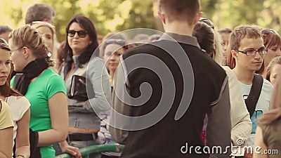 Beaucoup de personnes restent dans la file d'attente pour ravir à l'événement d'été garantie foule Adulte, jeunesse ensoleillé bi clips vidéos Beaucoup de personnes restent dans la file d'attente pour ravir à l'événement d'été garantie foule Adulte, jeunesse ensoleillé bi clips vidéos