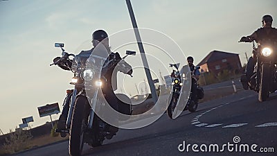 Beaucoup de tour de groupe de motards de culture secondaire sur la voie un jour ensoleillé d'été sur les motos faites sur command banque de vidéos Beaucoup de tour de groupe de motards de culture secondaire sur la voie un jour ensoleillé d'été sur les motos faites sur command banque de vidéos