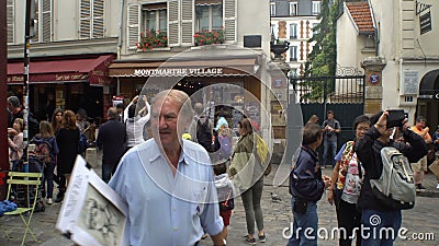Beaucoup de touristes dans les vieilles rues dans Montmartre Paris Cheminement du tir banque de vidéos Beaucoup de touristes dans les vieilles rues dans Montmartre Paris Cheminement du tir banque de vidéos
