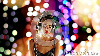 Beautfiul vrouwelijk DJ stock video Beautfiul vrouwelijk DJ stock video