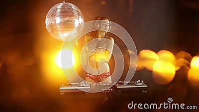 Beautfiul vrouwelijk DJ stock footage Beautfiul vrouwelijk DJ stock footage