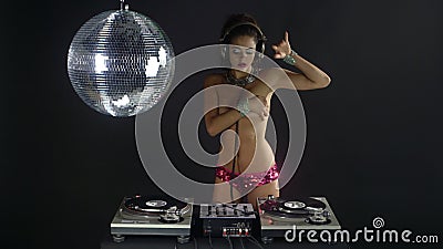 Beautfiul vrouwelijk DJ stock videobeelden Beautfiul vrouwelijk DJ stock videobeelden