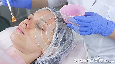 Beautician stawia maskę na kobiety twarzy z muśnięciem Ręki cosmetologist w błękitnych gumowych rękawiczkach facial zdjęcie wideo Beautician stawia maskę na kobiety twarzy z muśnięciem Ręki cosmetologist w błękitnych gumowych rękawiczkach facial zdjęcie wideo