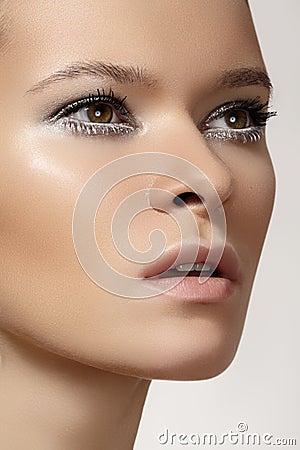 https://thumbs.dreamstime.com/x/beautiful-fashion-model-face-winter-make-up-snow-eyelashes-shiny-pure-skin-27699848.jpg