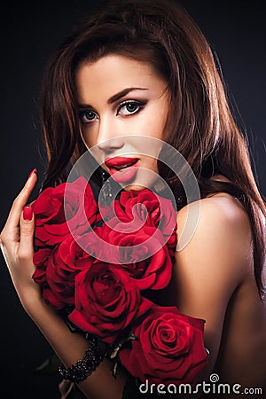 https://thumbs.dreamstime.com/x/beautiful-female-holding-red-roses-bouquet-valentines-day-stylish-young-woman-tender-flowers-hands-brunette-over-dark-39082685.jpg