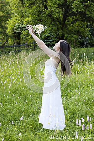 https://thumbs.dreamstime.com/x/beautiful-girl-holding-flowers-meadow-19869297.jpg