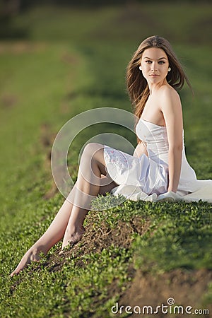 https://thumbs.dreamstime.com/x/beautiful-girl-white-dress-outdoor-shooting-15791169.jpg