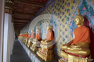Golden buddha statues in a row at Wat Arun in Bangkok Stock Photo