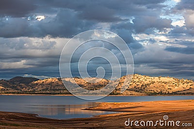 Beautiful Hume Lake amongst Victorian countryside hills Stock Photo