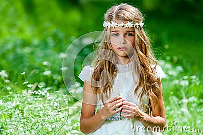 https://thumbs.dreamstime.com/x/beautiful-pre-teen-green-field-portrait-cute-blond-girl-dressed-white-standing-34302308.jpg