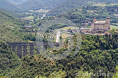Beautiful top view of the Ponte delle Torri bridge and the Rocca Albornoziana fortress in Spoleto, Italy Stock Photo