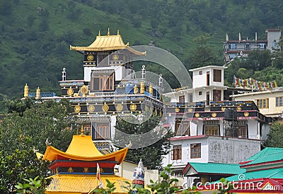 Beautiful view of Tso-Pema Ogyen Heru-kai Nyingmapa Gompa monastery in Rewalsar lake, Mandi, Himachal Pradesh, India Stock Photo