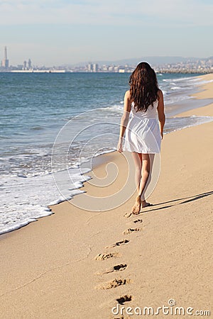 https://thumbs.dreamstime.com/x/beautiful-woman-walking-beach-28385518.jpg