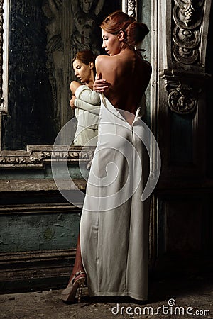 https://thumbs.dreamstime.com/x/beautiful-woman-white-dress-naked-back-portrait-standing-mirror-studio-interior-old-palace-33326826.jpg