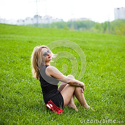 https://thumbs.dreamstime.com/x/beautiful-young-blond-woman-sitting-grass-sunglasses-black-dress-barefoot-30940394.jpg