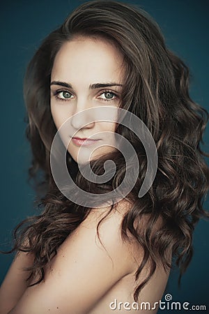 Beautiful young woman with big eyes and curly hair smiling. Beau Stock Photo