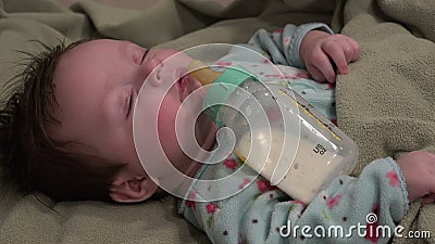 Bebê Phantom Eating no sono video estoque Bebê Phantom Eating no sono video estoque