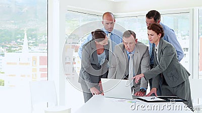 Bedrijfsmensen die laptop computer tijdens vergadering bekijken Bedrijfsmensen die laptop computer tijdens vergadering bekijken