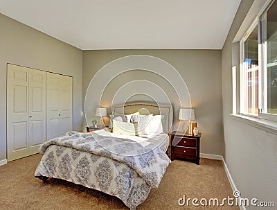 Bedroom with carpet floor and doors to built-in closet Stock Photo