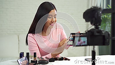 Bella spazzola di uso della donna mentre l'esame compone il video in tensione di radiodiffusione d'istruzione alla rete sociale d video d archivio Bella spazzola di uso della donna mentre l'esame compone il video in tensione di radiodiffusione d'istruzione alla rete sociale d video d archivio