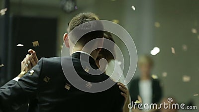 Belle jeune mariée de brune et marié beau dansant d'abord la danse à la noce Confettis dans le ciel Très offre clips vidéos Belle jeune mariée de brune et marié beau dansant d'abord la danse à la noce Confettis dans le ciel Très offre clips vidéos