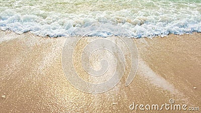 Belle plage tropicale d'air donnant sur les vagues de mer, s'opposant avec les plages vides du côté clips vidéos Belle plage tropicale d'air donnant sur les vagues de mer, s'opposant avec les plages vides du côté clips vidéos