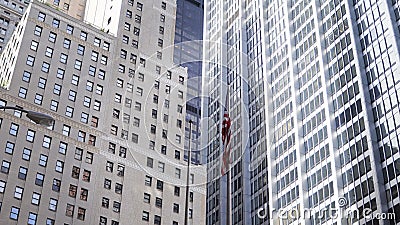 Belle vue des gratte-ciel en verre à New York, Etats-Unis Drapeau américain national ondulant sur le vent banque de vidéos Belle vue des gratte-ciel en verre à New York, Etats-Unis Drapeau américain national ondulant sur le vent banque de vidéos