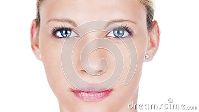 Bello ritratto di processo di invecchiamento della donna Modello femminile con rossetto rosa con la pelle di invecchiamento e le archivi video Bello ritratto di processo di invecchiamento della donna Modello femminile con rossetto rosa con la pelle di invecchiamento e le archivi video