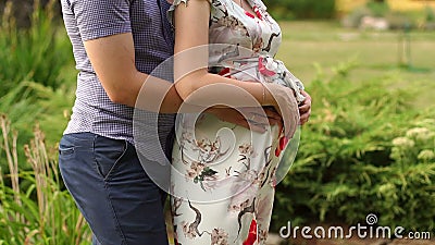 Bemannen Sie das Streichen des Bauches seiner schwangeren Frau, Nahaufnahme stock video footage Bemannen Sie das Streichen des Bauches seiner schwangeren Frau, Nahaufnahme stock video footage
