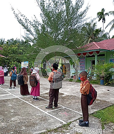 Bengkalis, Riau - July, 14 2021:situation during the pandemic, some students are queuing to wash their hands before go home Editorial Stock Photo