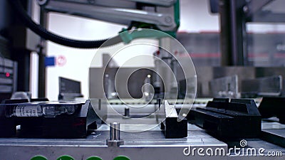 Bens empacotados na linha de produção automatizada Linha da fabricação na fábrica Bens empacotados na linha de produção automatizada Linha da fabricação na fábrica