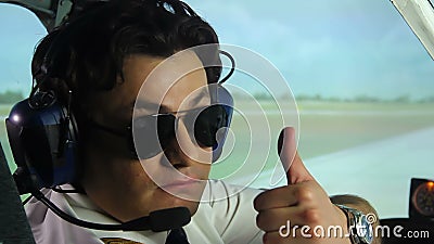 Berufstragende VersuchsSonnenbrille, Kopfhörer, der im Cockpit vor Flug sitzt stock footage Berufstragende VersuchsSonnenbrille, Kopfhörer, der im Cockpit vor Flug sitzt stock footage
