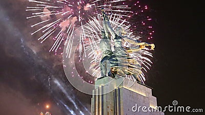Berühmte sowjetische Arbeitskraft Monument Rabochiy I Kolkhoznitsa und Kolkhoz Frau oder Arbeitskraft und Kollektivlandwirt des B stock video Berühmte sowjetische Arbeitskraft Monument Rabochiy I Kolkhoznitsa und Kolkhoz Frau oder Arbeitskraft und Kollektivlandwirt des B stock video