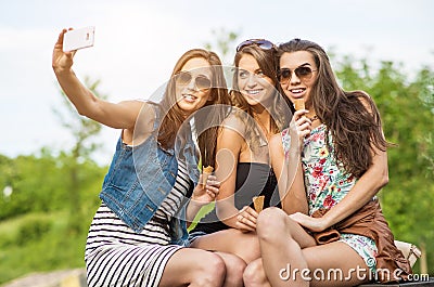 https://thumbs.dreamstime.com/x/best-friends-selfie-three-beautiful-woman-eating-ice-cream-women-city-41058461.jpg