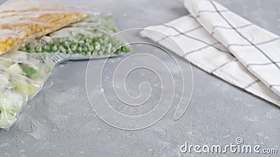 Bevroren Groenten In Een Glazen Flacon Mengsel Van Bevroren Groenten Diepvriesvoedsel Stock Video Video Of Vorst Broccoli