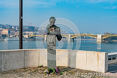 BibÃ³ IstvÃ¡n sculpture, Margaret Bridge and River Danube Stock Photo