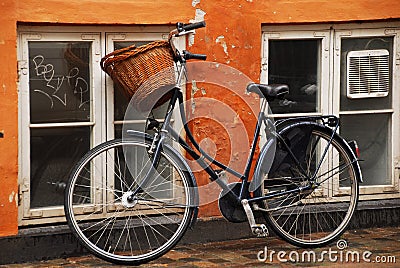 Bicycle leaning against a wall Stock Photo