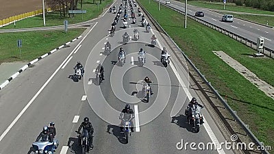 BIELORRUSIA, MINSK - 23 de abril de 2016: Desfile de la abertura de la estación de la motocicleta con millares de motoristas en e BIELORRUSIA, MINSK - 23 de abril de 2016: Desfile de la abertura de la estación de la motocicleta con millares de motoristas en e