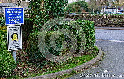 Bilingual signage at the entrance to a North Wales car park Stock Photo