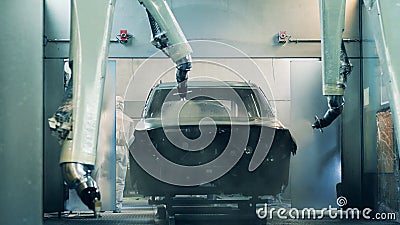 Bilkarossen blir galvaniserad medan tillverkningen pågår. Automatisk produktionslinje för biltillverkning. lager videofilmer Bilkarossen blir galvaniserad medan tillverkningen pågår. Automatisk produktionslinje för biltillverkning. lager videofilmer