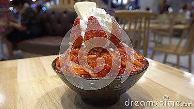 Bingsu, el hielo afeitado con crema de la leche remató levemente con el queso cremoso y la fresa fresca almacen de video Bingsu, el hielo afeitado con crema de la leche remató levemente con el queso cremoso y la fresa fresca almacen de video