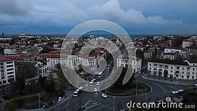 Biografflygning nära storklocktornet. kvällstrafik på torget. stadsgator i molnigt väder. Gamla hus i staden. Biografflygning nära storklocktornet. kvällstrafik på torget. stadsgator i molnigt väder. Gamla hus i staden.