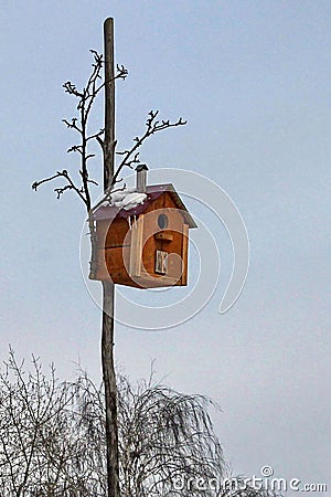 The birdhouse is attached to a stick in the garden Stock Photo
