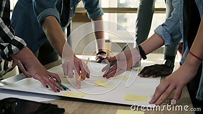 Biznesu drużynowy brainstorming Planujący kroki z żółtymi majcherami wskazuje na stole, pisze notatkach Marketingowy plan zbiory Biznesu drużynowy brainstorming Planujący kroki z żółtymi majcherami wskazuje na stole, pisze notatkach Marketingowy plan zbiory