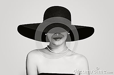 Black and white portrait of vintage woman in classic hat and pearls jewelry, retro styling girl Stock Photo