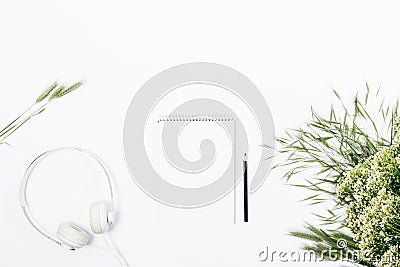 Blank notepad near bouquet of white wild summer flowers Stock Photo