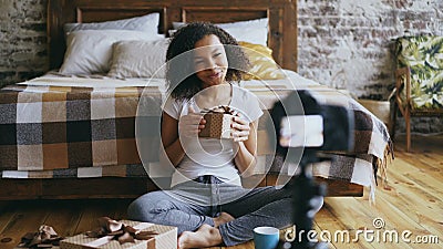 Blog sorridente della registrazione africana della ragazza dei giovani video circa il contenitore di regalo di natale dell'imball video d archivio Blog sorridente della registrazione africana della ragazza dei giovani video circa il contenitore di regalo di natale dell'imball video d archivio