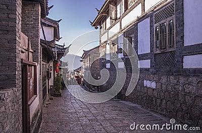 Blue sky traditional retro old Naxi house in Lijiang old town, Yunnan Province, China Stock Photo