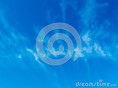 Blue skys and fern shaped clouds that are light and whispy by na Stock Photo